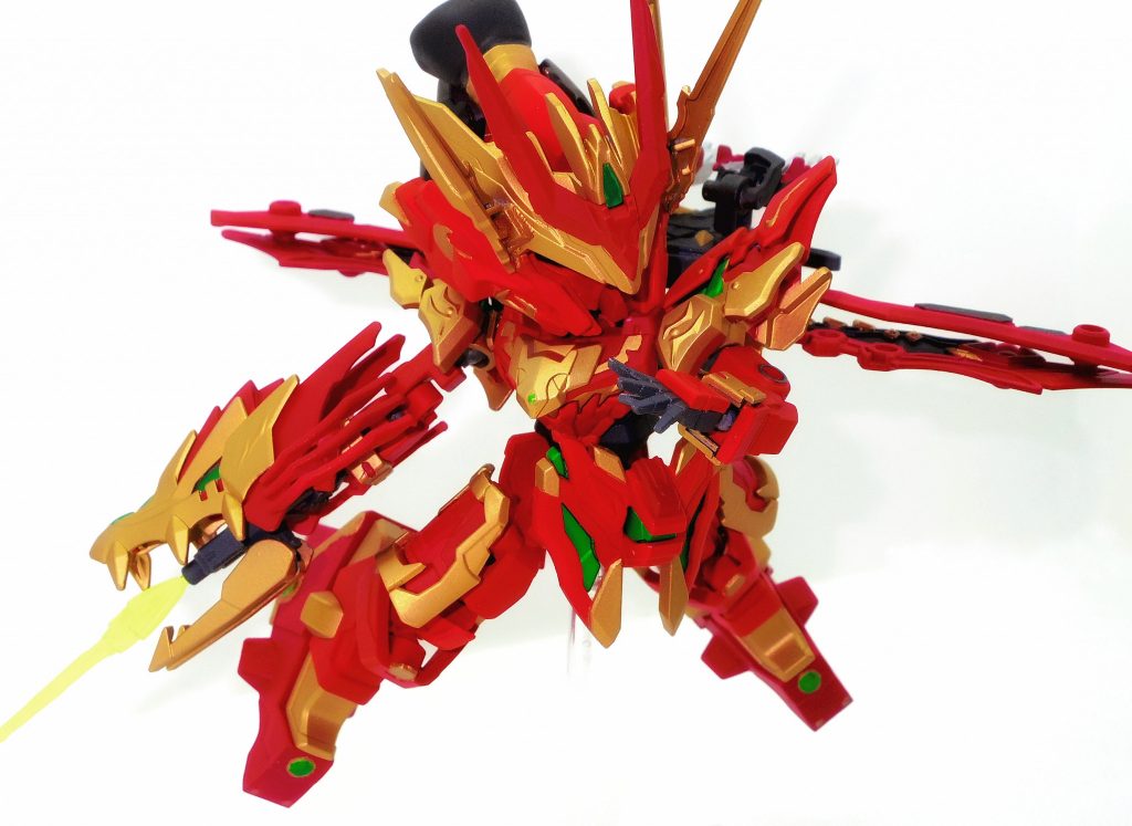 突龍角は、ビームサーベルとしても使用できる。背中の装備『神撃装(ディバインストライカー)』翼を展開する事で、飛行能力と高い機動力を得る。