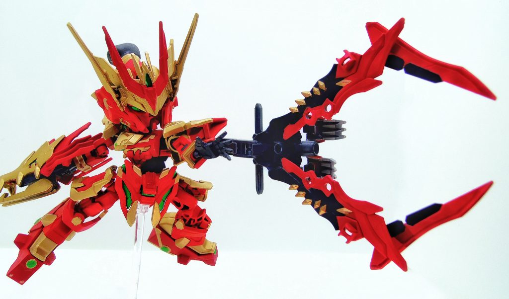 神撃装、第四の形態。翼を前方に展開することで、超大型のクローへと変形。この形態で、敵を捕らえ、主麒雷を放つこともできる。