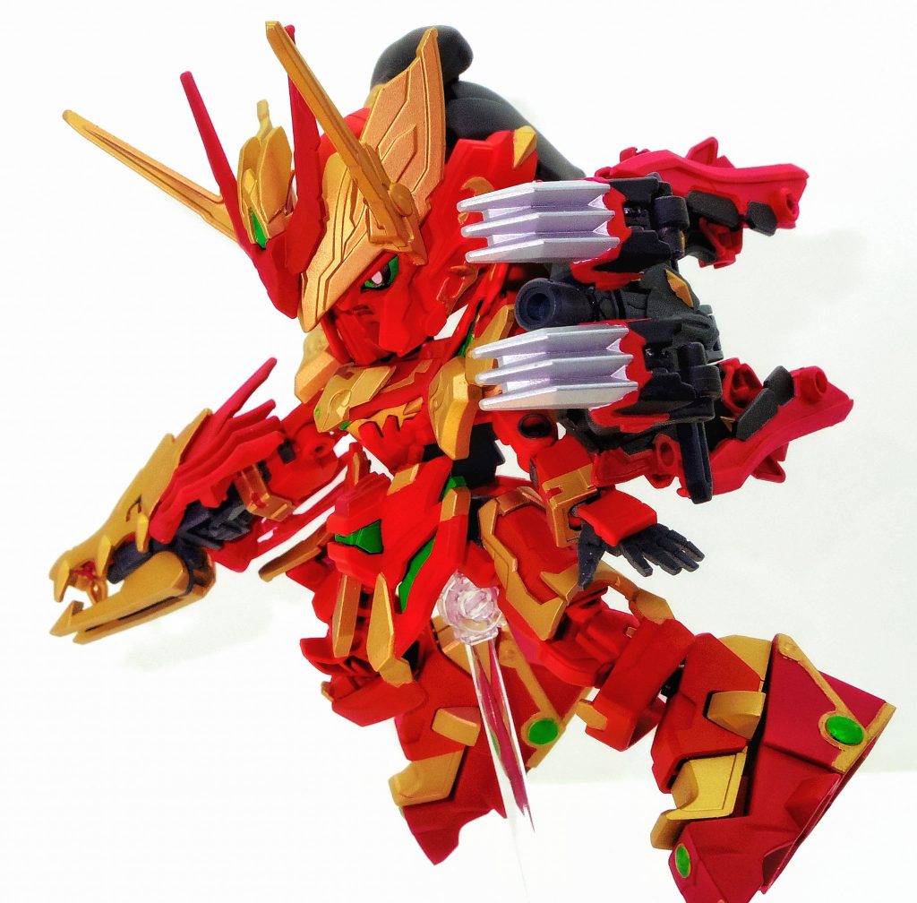 神撃装、第三の形態。爪を前方に向けることで、シールドクローに変形する。