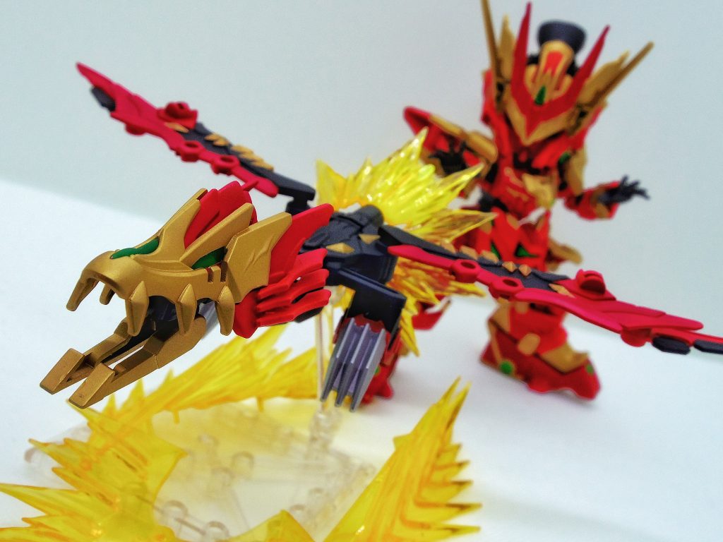 「必殺、神龍撃!!」突龍角と神撃装を合体。翼龍の姿で敵に突撃させる。