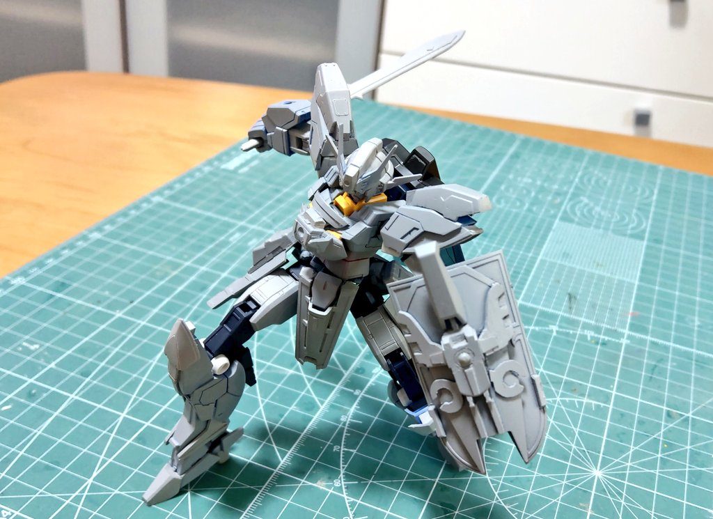 可動域はアースリーガンダムのまま。ロトの剣はプラ板貼りあわせ。盾はネオジム磁石を仕込みました。