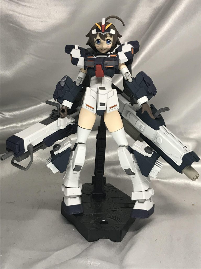 やはりこれ、ダブル複合ランチャー。片方をキャバルリー、もう片方をヘビーガンダムのものを塗り替えて使用しています。足のバーニアは純正のものより大型化、ビルダーズパーツで作りました。