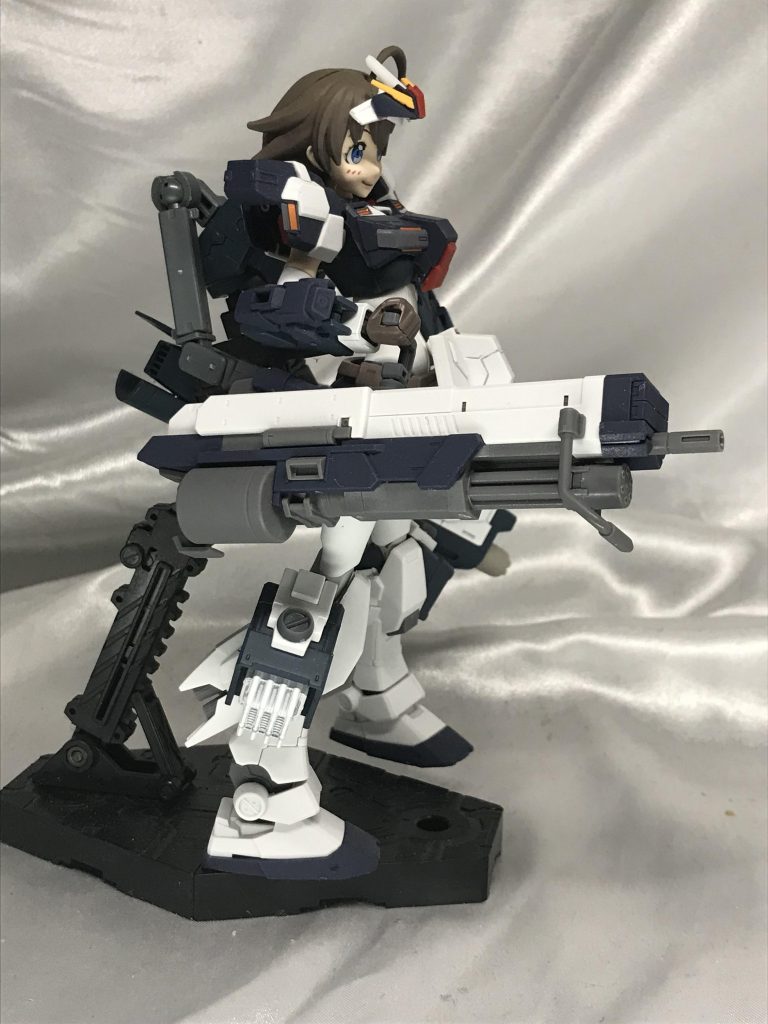 かなり重いのですが背部からアーム補助を入れているため難なく持たせられます。本来の腕を突っ込む形ではないので、腕の自由度は少し上がっています