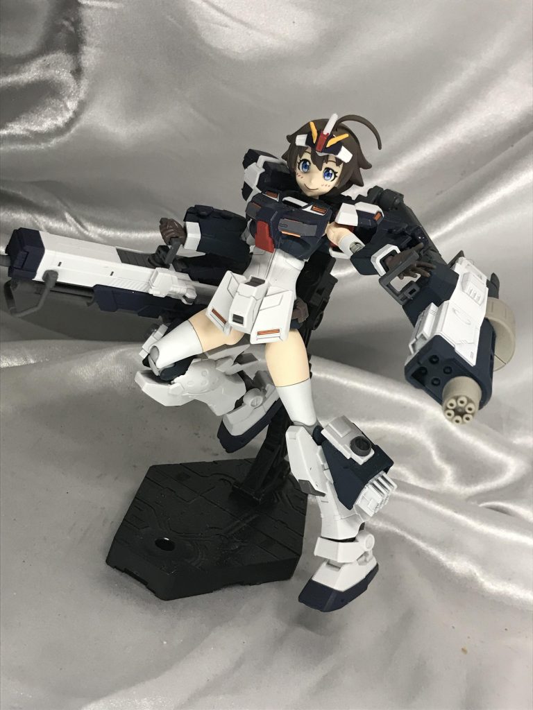 重武装を感じさせない軽々としたポーズもできます。この複合ランチャーが本当に好きで、再販嬉しかったです。