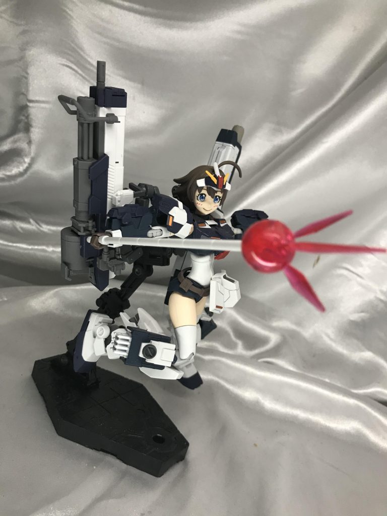 複合ランチャーをアーム保持にした最大の理由はこれ。ジャベリンの造形も素晴らしいので、これをしっかり持たせたかったんです。武器のアームは背中でたたまれ、背中に収納。その代わり両手でジャベリンを構えられます。