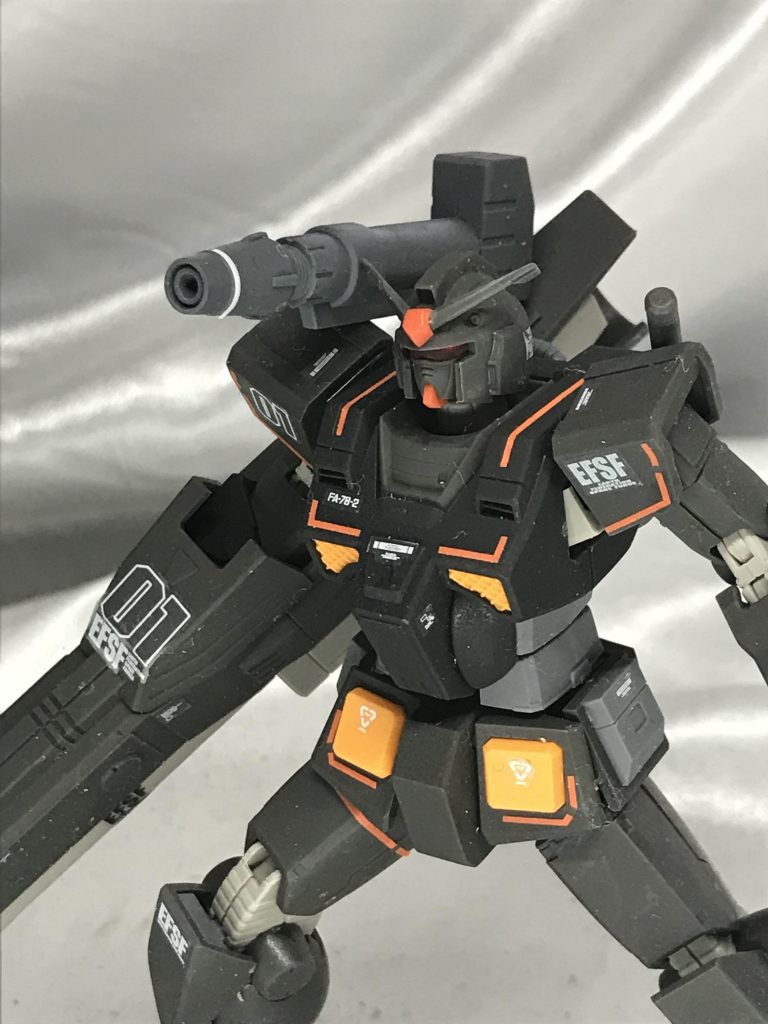 腕の複合武器に目がいきがちですが、肩のキャノンも素晴らしい。完全に水平にはできないんで、構えは前身のポージングを考えながらやる感じでした。