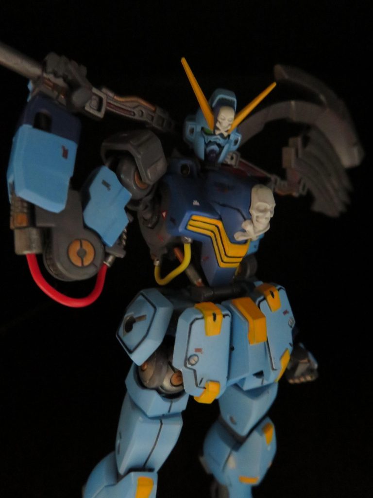 鉄血のフレームそのまま使用すると肩の部分に違和感を感じましたので、一度切断しいらない部分を取り除き再接着しました。フェイスの開口のために削っていたら、一度破損する事故も起こりましたが、接着でなんとか修復することができました。ドクロマークのついている胸のパーツは少し上にずらしてはめています。