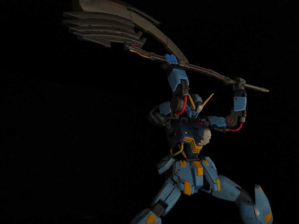 斧は他のガンプラのジャンクパーツから作りました。たぶんシナンジュとかサザビーの近接ビーム兵器をばらしたモノと、サンドロックのサーベルの根本の部分だと思います。