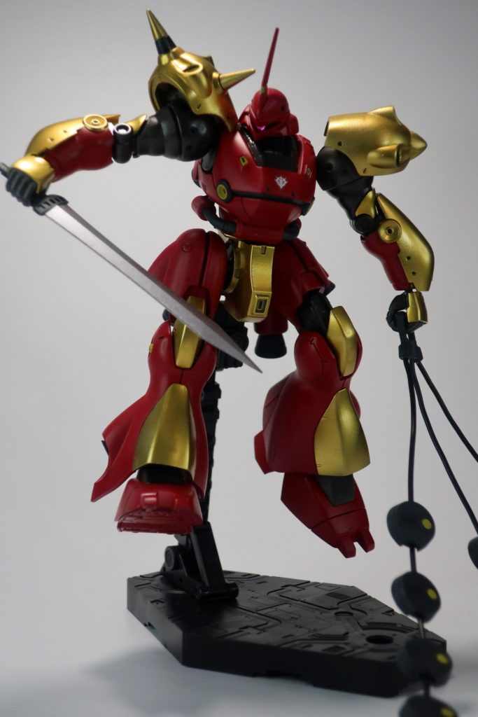 モノアイはHアイズの裏にラピーテープを貼り、表は蛍光ピンクの上澄みで塗っています。