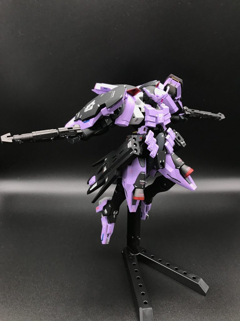 ヴィダール撃ちもできます。ハンドガンも具備。体の大きさがヴィダールよりジンクス寄りになり、ヴィダールのハンドガンが小さすぎたため、30mmのウェポンセットを流用して大きめのハンドガンを持たせました。