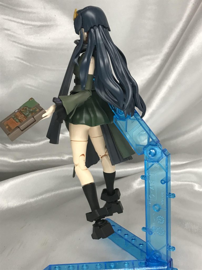 髪の毛は落ち着いた色に変更。ロンスカは最近よくあるセパレートタイプ。手に持っている逢魔降臨歴はガシャポンのものを接着しています。