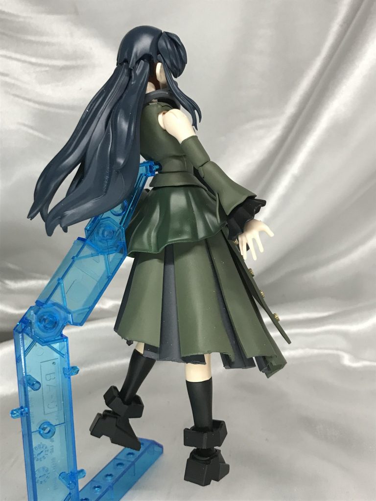 スカートは手前のパーツと遠くパーツで切る長さを変えて立体的に。手前に長く、後ろは短くなるようにしました。足はラクスのものからアヤメさんに、足首はナミさんのものを使用してブーツ風?にしました。