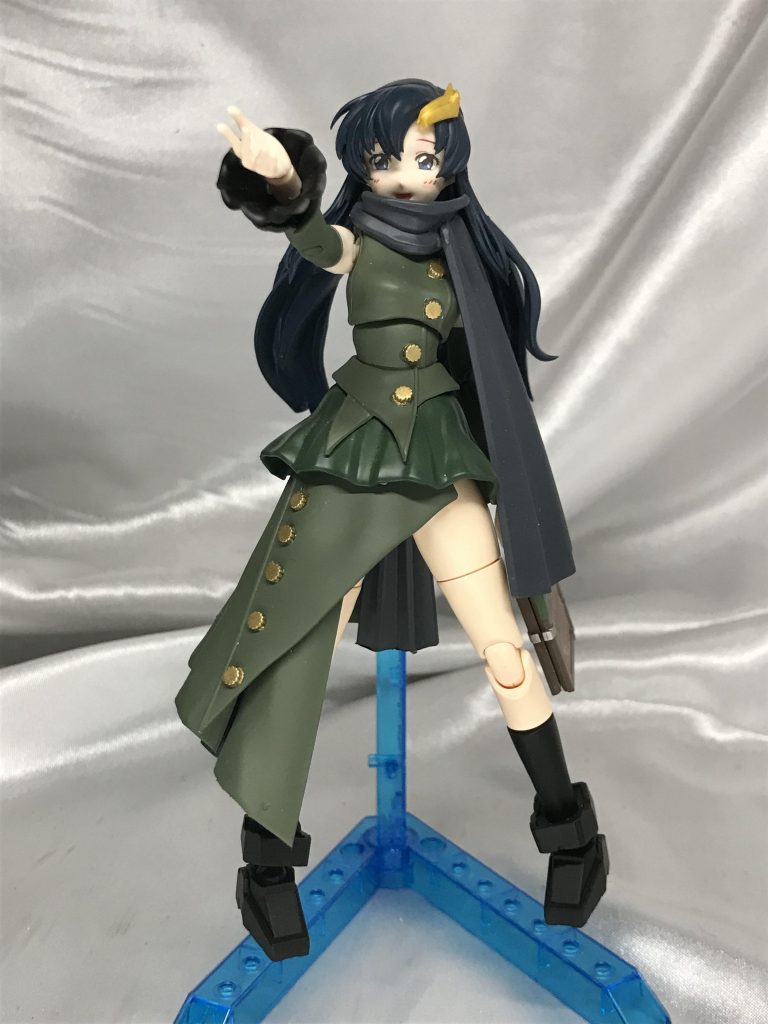 手を前に差し出したポーズが似合います。首元はアヤメさんのスカーフを改造。余ったスカートパーツを長マフラー風に接着しました。