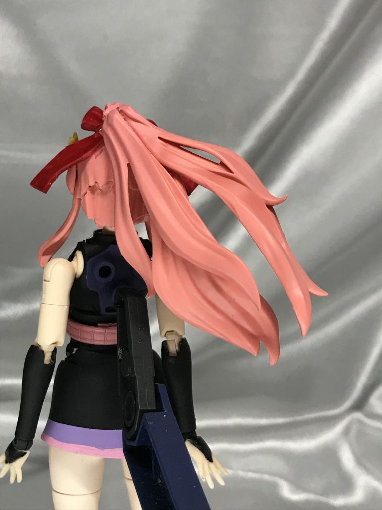 問題の髪ポニテ作るより襟足のがめちゃ大変でした。髪を逃がそうとしたらボールジョイントがねじ切れたので、髪を三つ束ねてボールジョイントを仕込みました。