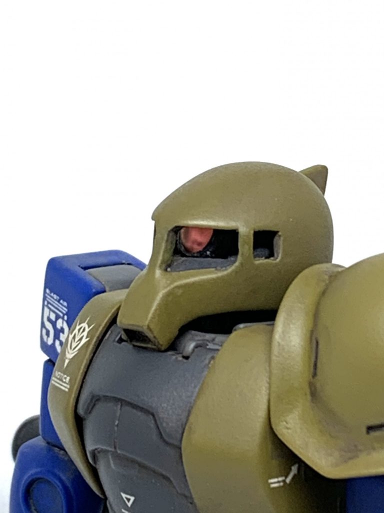 HGUCザクIの頭を切ったり貼り足したり削ったりして作りました。チャームポイントはモノアイの下のグレーの塗り分け。これがやりたかった。途端に旧ザクって感じになると思いません？