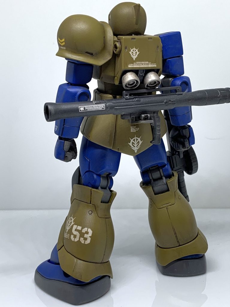 バズーカはHGUCのザクIから。実物はもう少し緑っぽい青なんですが、写真では妙に綺麗な色になってしまって少し残念。