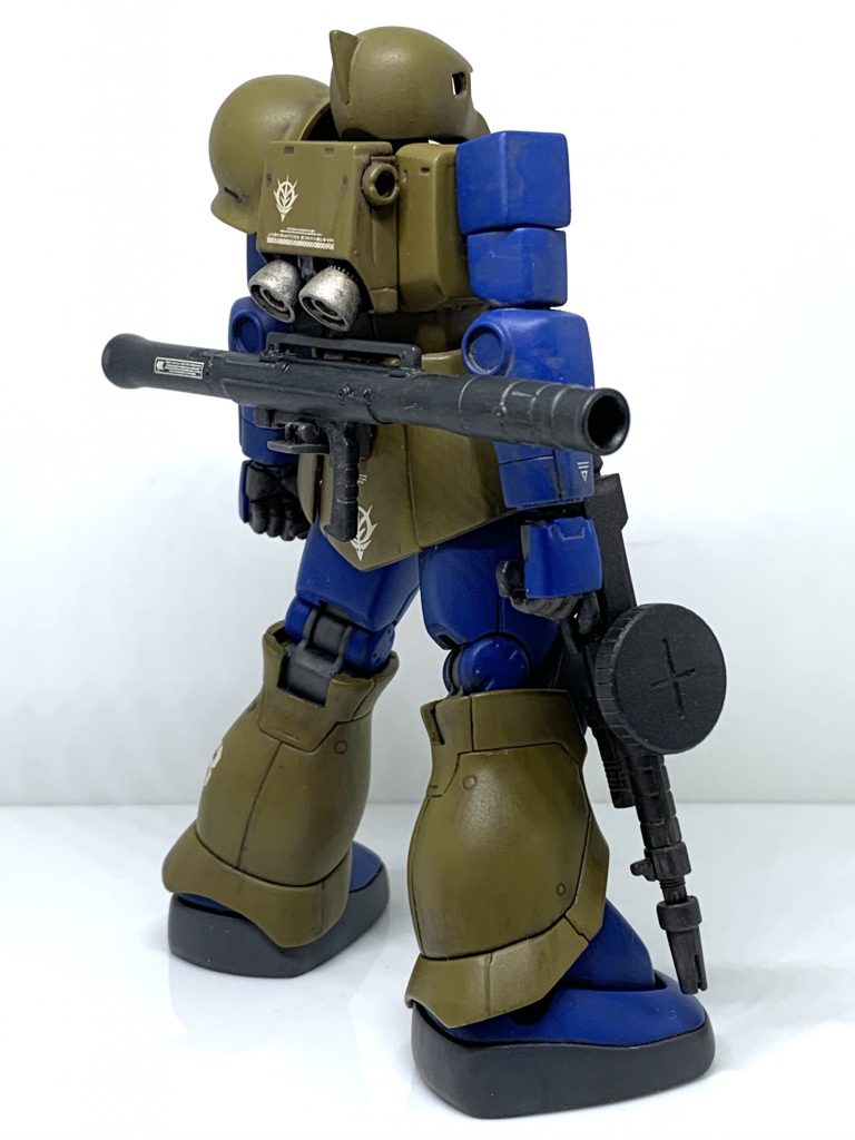 マシンガンはHGUCザクIの物を土台に切った貼ったで大型化。胴体から脚は基本オリジンですが、モールドを潰してオリジン味を減らしています。