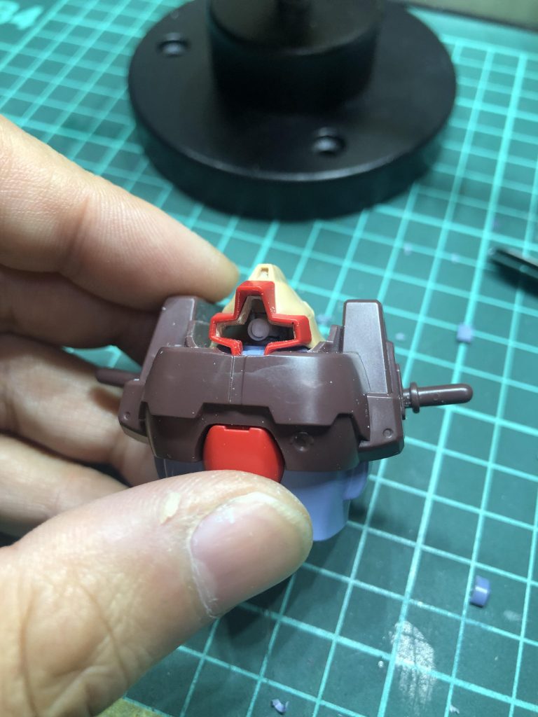 モノアイ部分はくり抜きプラパイプ等で可動出来るように加工ハイキューパーツのSPプレートに置き換え。