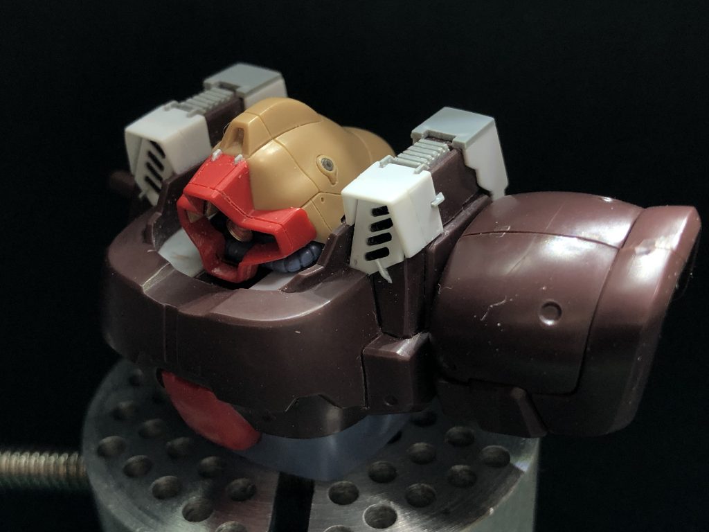 プラ板、スジボリでディテールを追加していきます。