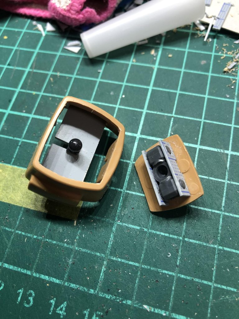 腰は元のキットに可動が無いのでくり抜きジョイントを仕込んで前後左右に可動出来るように変更してます。