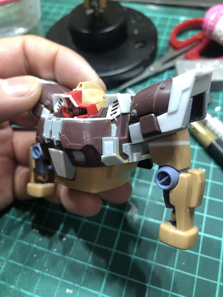 肩の付け根は右斜め上に付け根を変更、肩回りも丸みを帯びた部分を作り変えています、腕は上腕部で1.2ミリ延長して全体のバランスを整えてます。