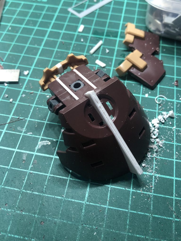 腰部分はどっしりした下半身にしたいのでワイドに作り変え、それに伴い外装もワイドに加工。