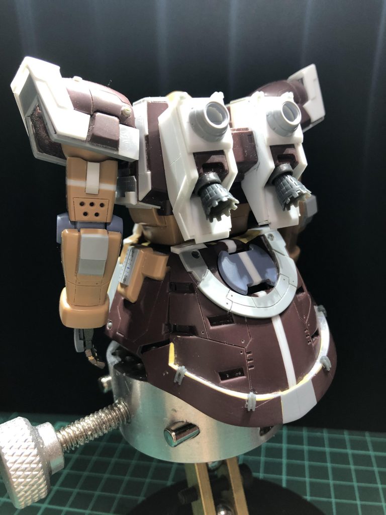 背面は最終的にこんな感じです、バックパックは一回り大きく作り変え。スカート部分は整えてからディテールを追加しています。