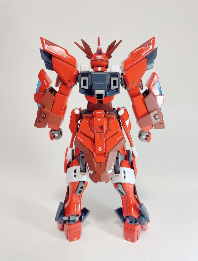 バックパックを外して、本体のみで。各部、追加アーマーなどにより、大分ガッチリとした体形になっています。