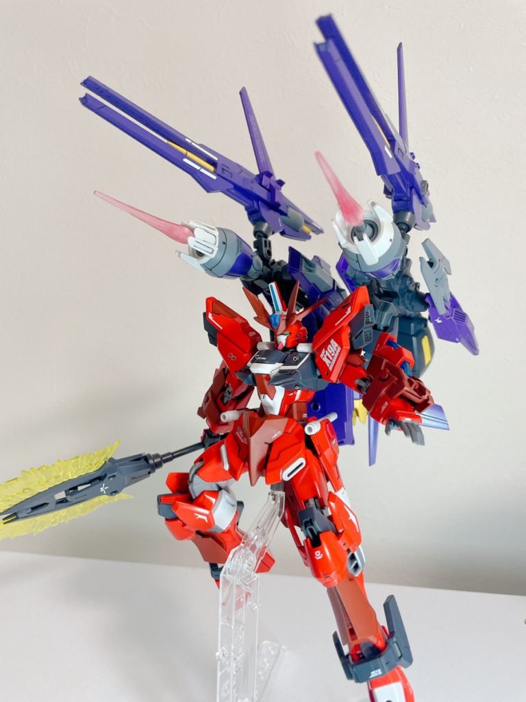 バックパックの位置を変えることで、射撃形態にもなれます。なんちゃってビームエフェクトも装着可能w