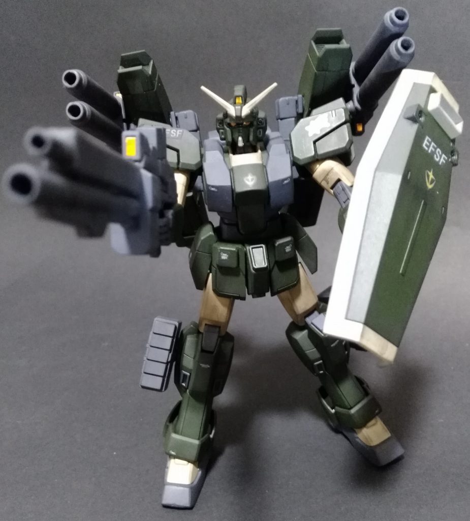 連邦盾を持たせてオリーブグリーンに塗っただけでいい感じに。 胸と脚のガンダムＸっぽいのを削ってみました。