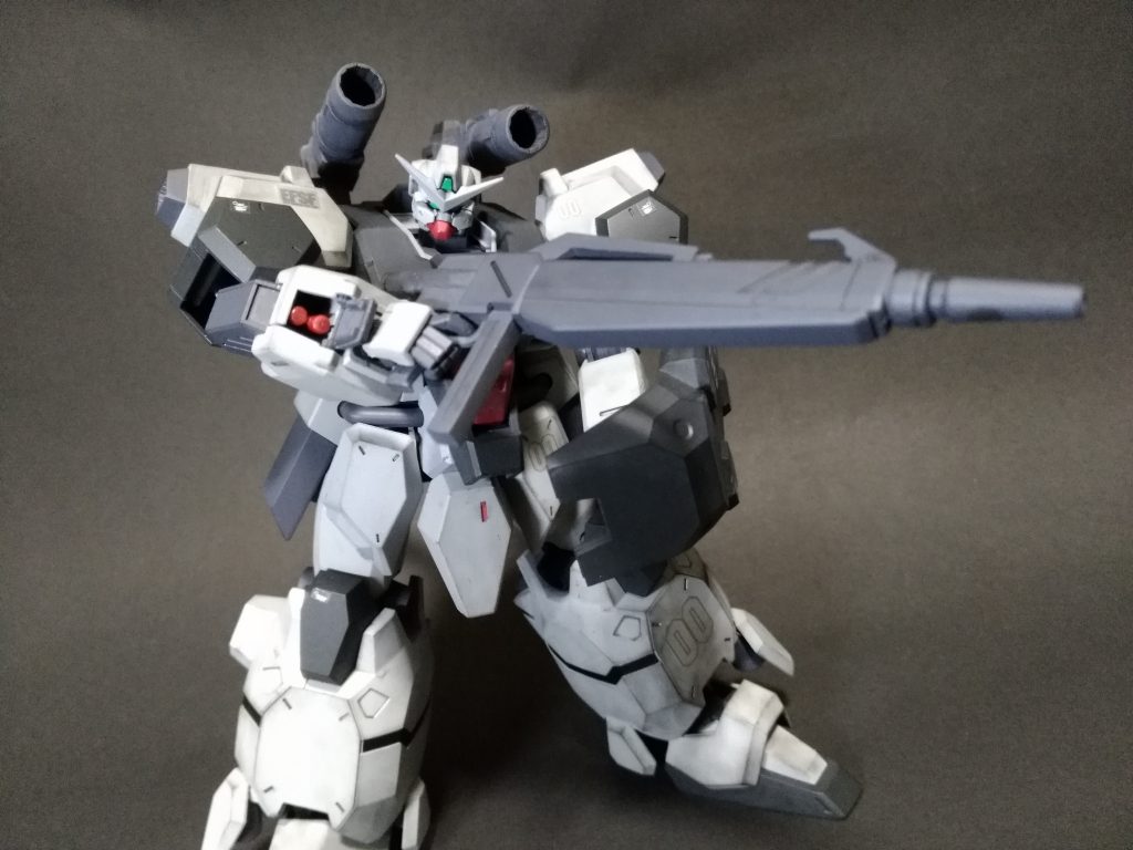 GNはヴァーチェの形式番号でデカールの番号も00。 ヴァーチェの頭だけ100円で売られていたので不憫に思い、生かそうとしたのが今回の魔改造コンセプト。 シールド装備のため、右手と左手を入れ替え。