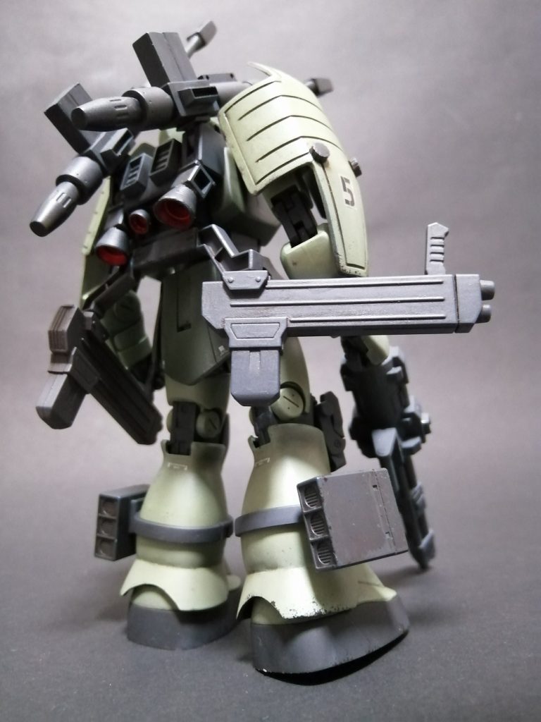 背部。キャノン砲に弾倉が追加。バックパックにスラスターも装備しているが、機動性が大きく改善することはなかった。