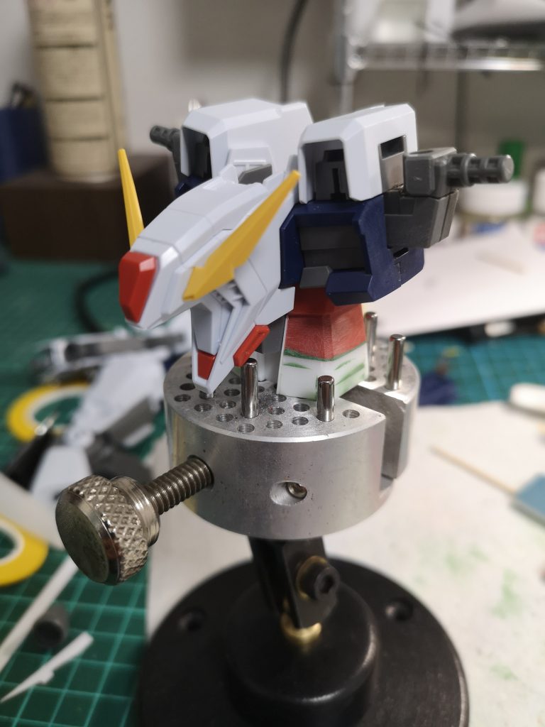 すぐ未状態で胴詰まり感があったので、腰を8ミリ延長してスタイルを変更しました。2mmプラ棒を4層貼り付けて、ガシガシ削っています。