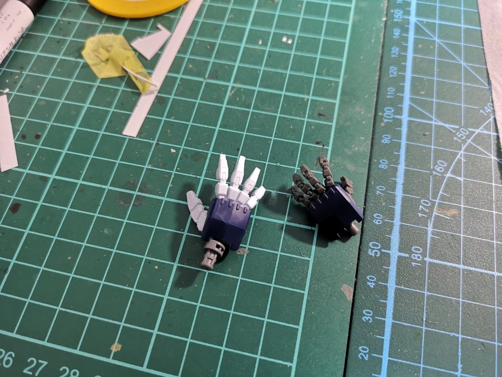 掌が大きすぎると感じたので、コトブキヤのワイルドハンドに交換しています。(後、掌の肉抜きを埋めるのが非常に面倒くさい…)