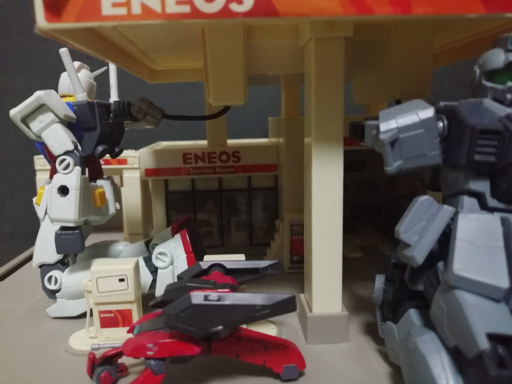 給油中「ハイオク20…いや、やっぱ15でいいわ…」