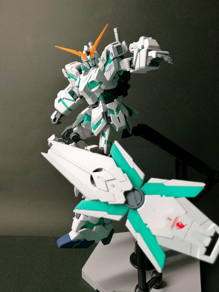 白の塗装はグレーサフ下地に行い、荘厳な雰囲気を大切にしました。サイコフレームは白→蛍光グリーン→パールクリア→艶消し。暖かさと爽やかさを兼ね備えた色味が出せるよう考えました。デカールを貼るのは大好きですが、大きすぎてスケール感を損なうので、今回は最低限しか貼ってません。