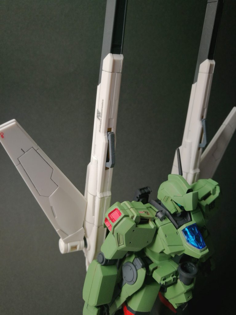 FCPO の文字は手書き。Sマイン等のデカールで飾り付け。塗装は基本筆塗りで、足等の黒い部分はスプレーです。