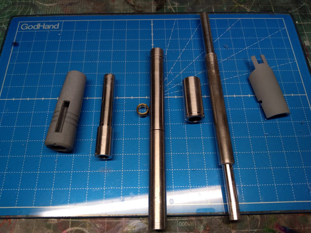 砲身はアルミ加工で作製長さは300mm位になるので分割、後から組み立てています