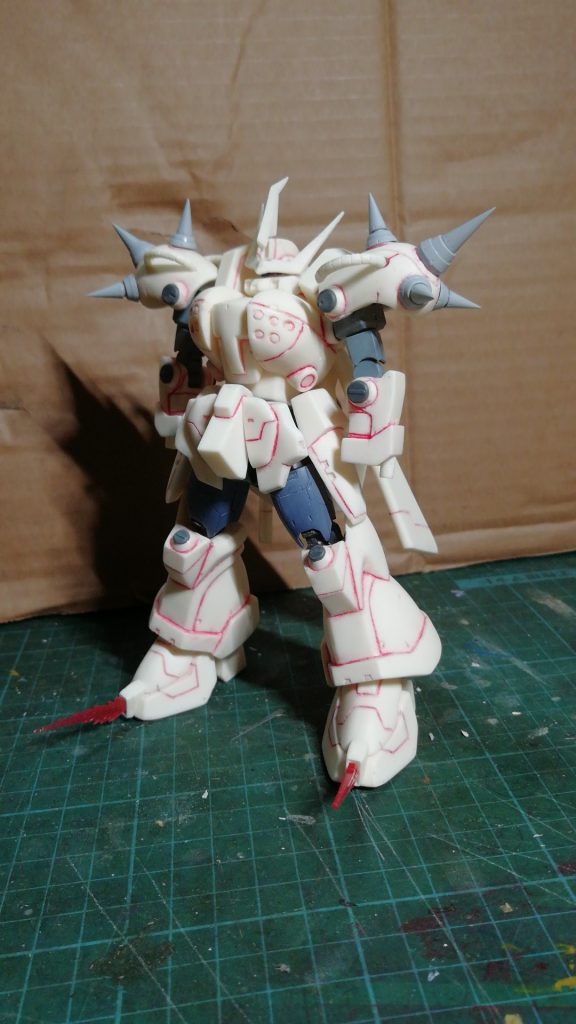 塗装前。腰、太もも回りはオリジンザク１、肩、二の腕はイフリートを使用しポーズをとれるようにしました。肩のスパイクはビルダーズパーツに、膝肘には丸モールド追加しました。