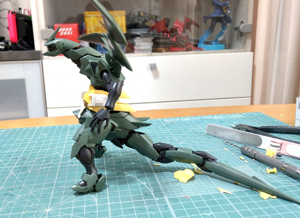 現物あわせで胴体を延長してみた。ジャンクパーツからゾロアットの肩かな?