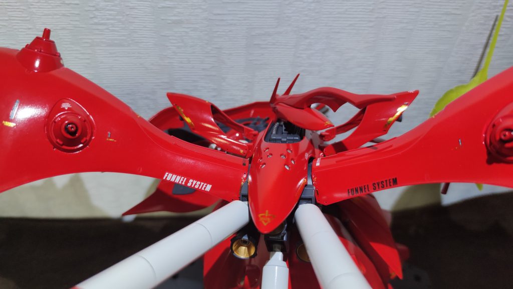 背面デカールは白黒をアシンメトリーに配置