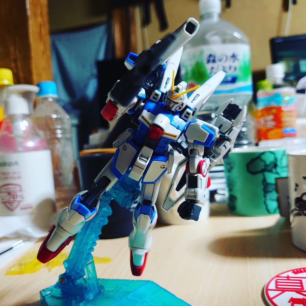 片方の太もものみスジボリをしてみたところ。この機会にやってみようと思ってやってみましたが確実に情報量が増えて格好良くなるので上手くなりたいですね。