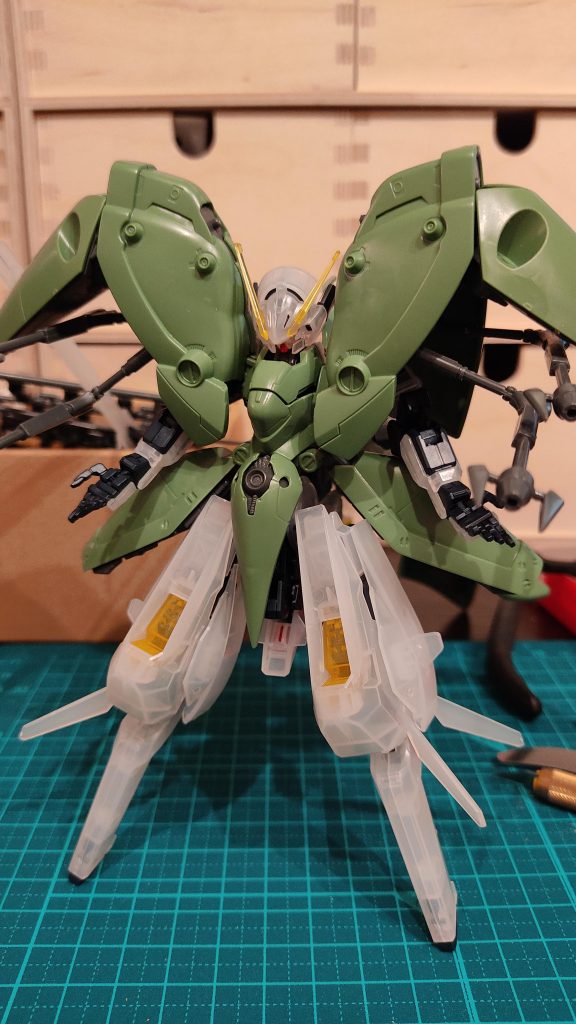 制作過程です。万能換装機であるウーンドウォートをコアガンダムみたいに使いたいなーと言うのが発端でした。ガンダムベースをウロウロしていた最中、突然思いつきで購入しました。