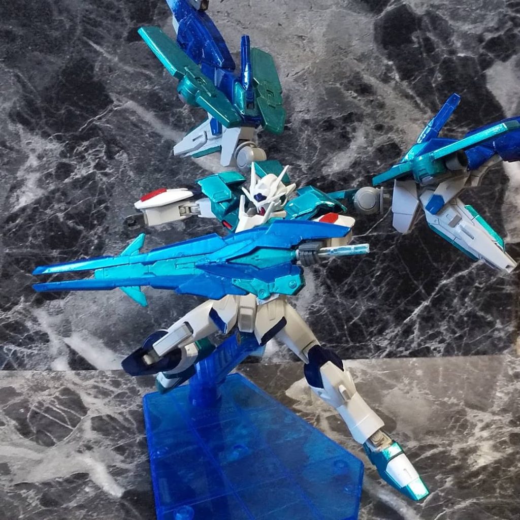 近接戦闘はロングソードにて。幅広い刀身は楯としても使用可。