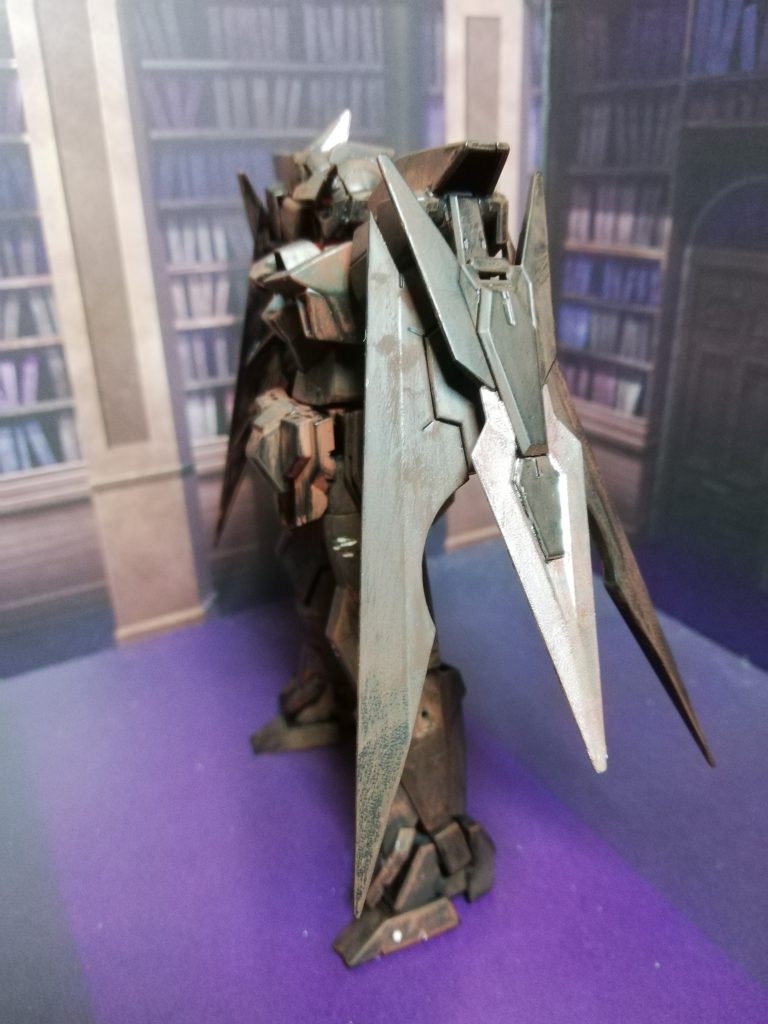 塗料を全くもっていないので、黒のスプレーで全部真っ黒にし、中学の時使っていた水性絵の具を水を使わずウェザリングするのと同じ要領でやりました