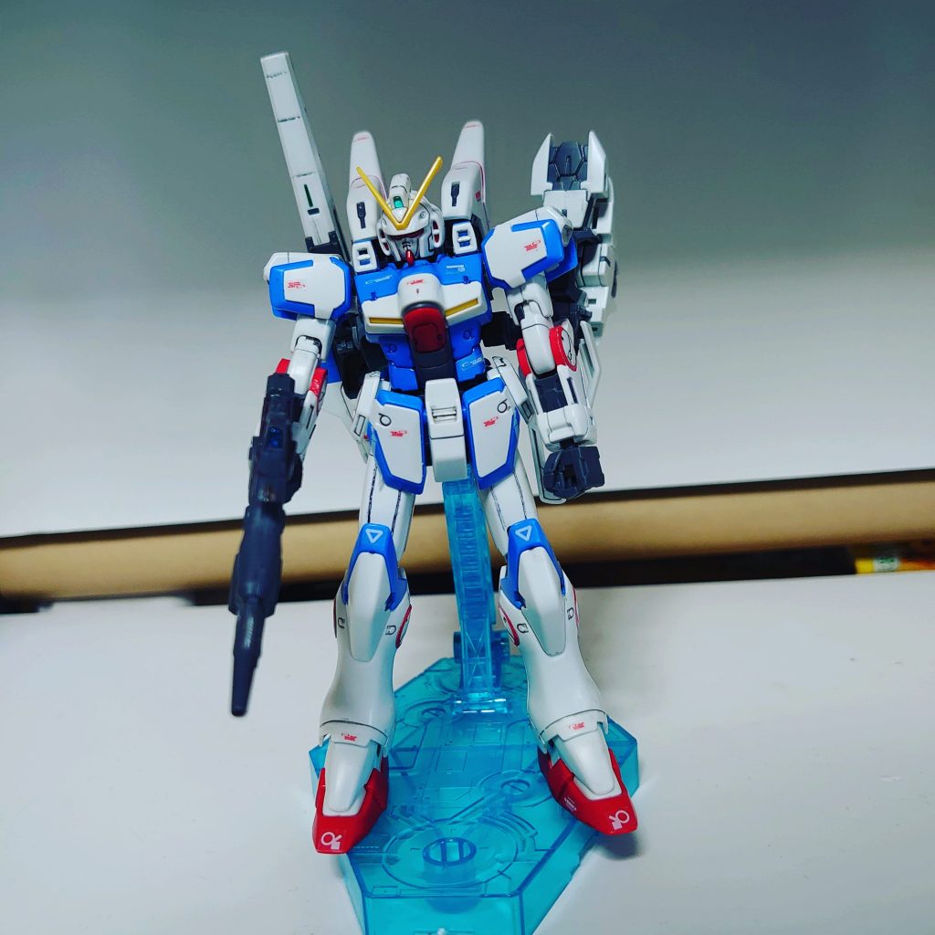 ライフルを持ち素立ちと思いきや案外重心が後か横にありスタンドがあっても真っ直ぐ立つのは難しいです。