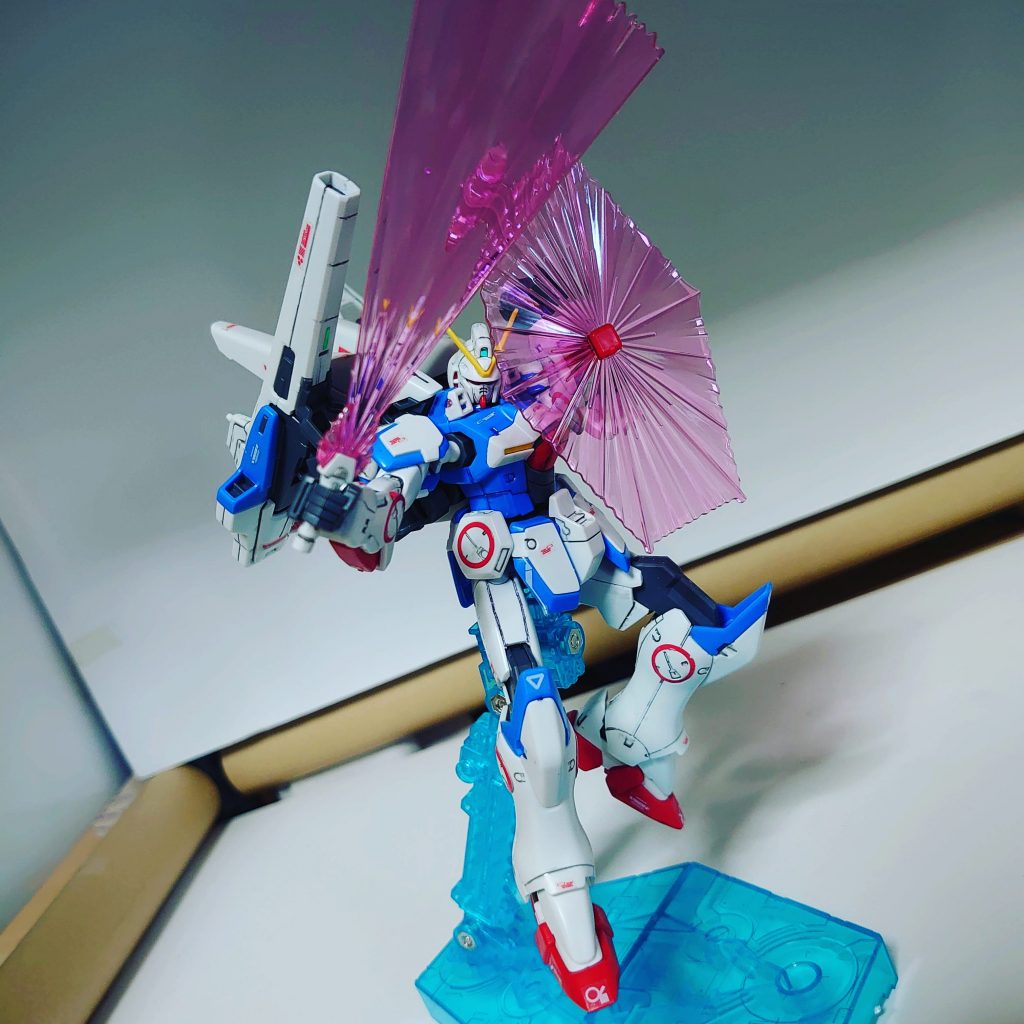 ビームシールドを展開し八手ビームサーベルを構える。