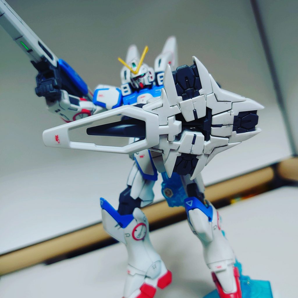 セカンドV最大の特徴背部のミノフスキーシールドを展開させた状態ビームシールド装着部位につけれるので左右の両腕どちらかを選択できます。更にシールドからビットを射出するようですが