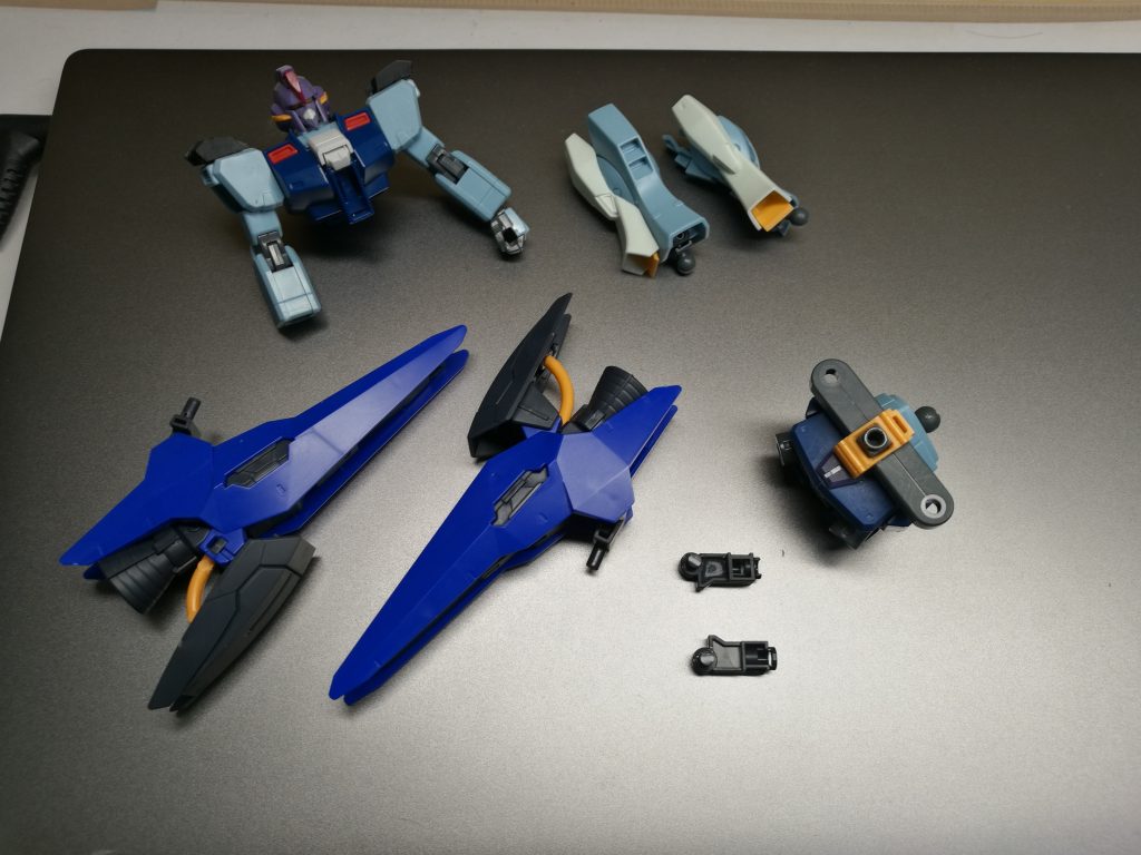 ジャンクパーツをかき集めるのは楽しい!胸の追加装甲はナラティブの腕。おしりのフレームはティルトローターパックのアームやヘイズルのパーツ等。足はガンプラの足を横に着けてボリュームアップ。ブースターには隙間が目立つので、ランナー棒を指してパイプ風のディテールを追加。アームはコアガンダムの関節。