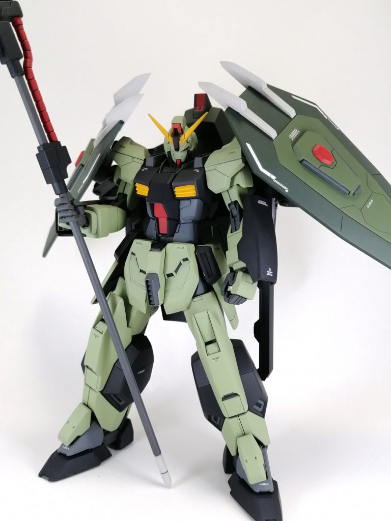 フォビドゥンのキット自体は頭部とサイドアーマー、バックパックの一部のみ使用見ての通りガッシリとした体形にアレンジしています。